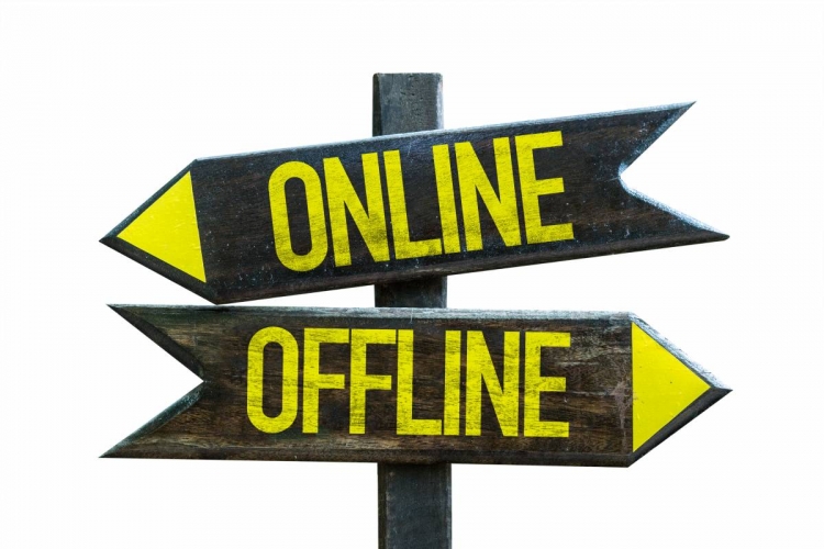 What are the differences between online and offline advertising