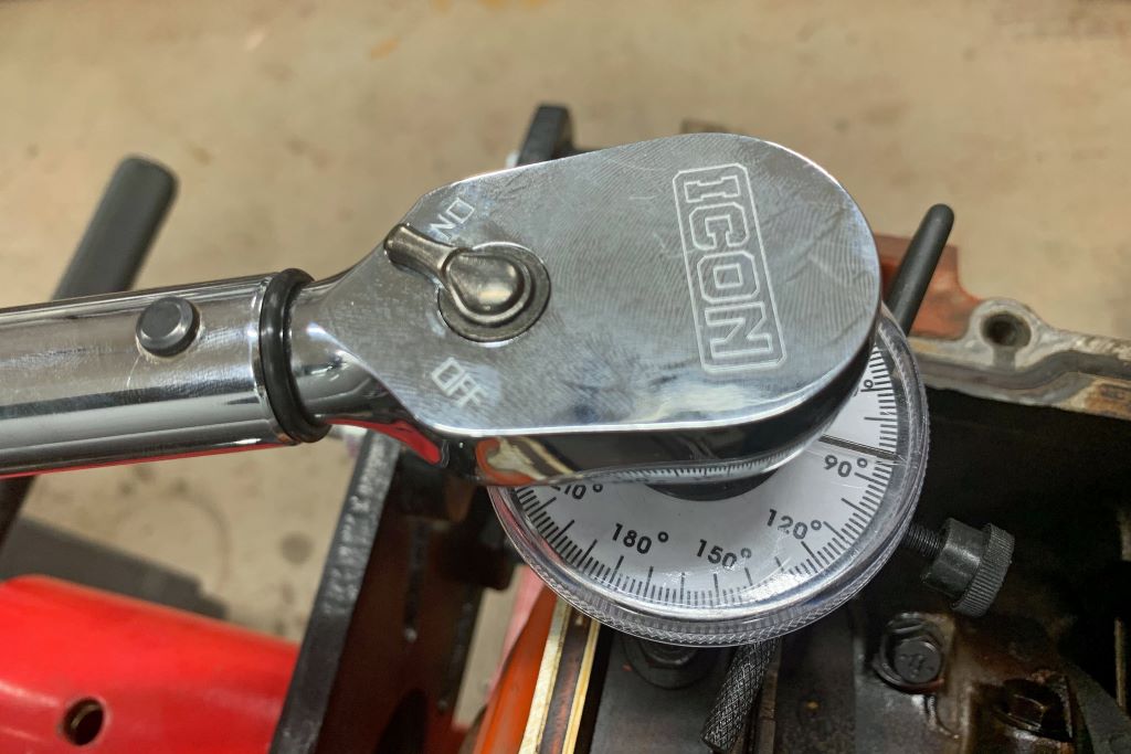 Digital torque wrench measuring angle rotation during machine assembly bolt tightening process